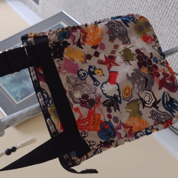 LeSportsac cross body purse - Picture 4 of 4